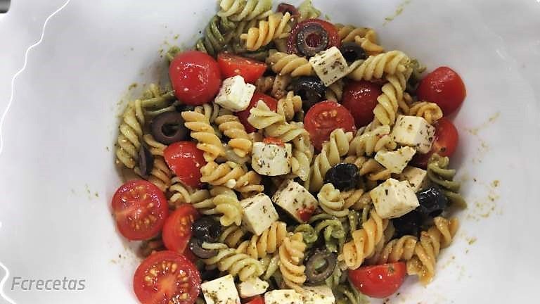 un plato de ensalada al pesto