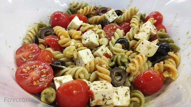 ensalada al pesto en una fuente blanca