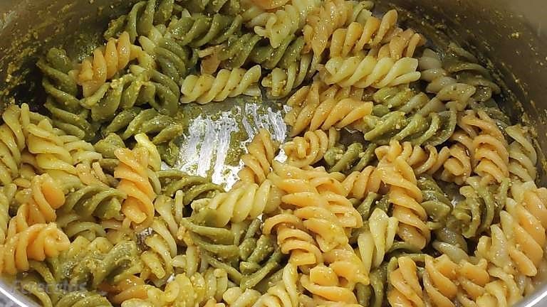 espirales mezcladas con la salsa de pesto