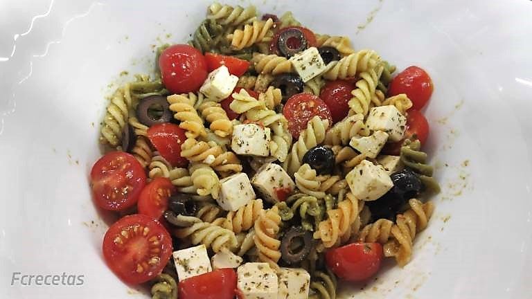 in gredientes de la ensalada de pesto mezclados