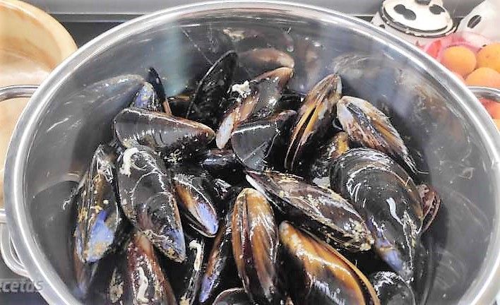 mejillones en una cazuela de aluminio al vapor