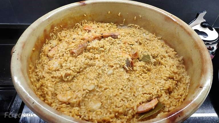 arròs a banda cuinat en cassola de fang