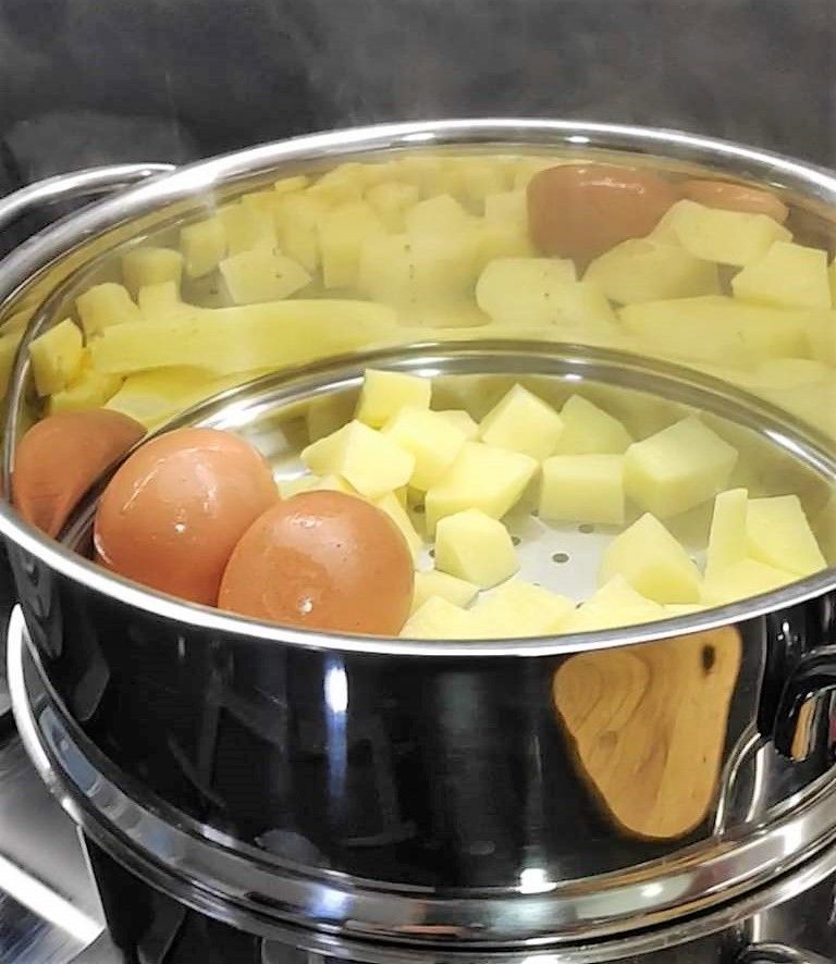 patata y huevos en la vaporera