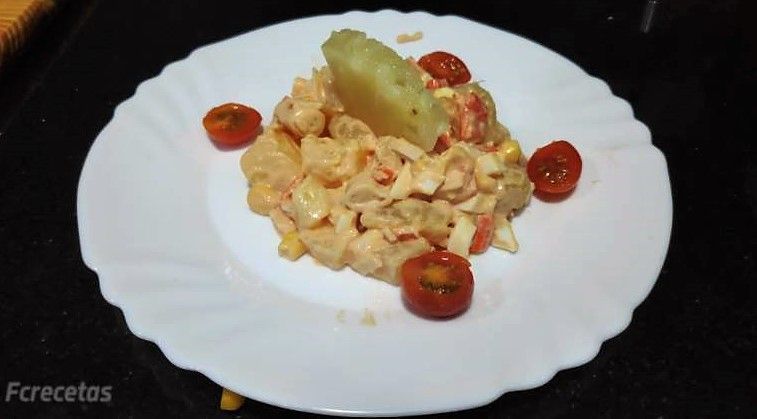 ensaladade cangrejo con tomate cherry de decoración