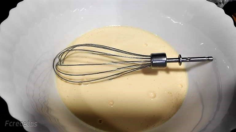 huevos batidos en un recipiente