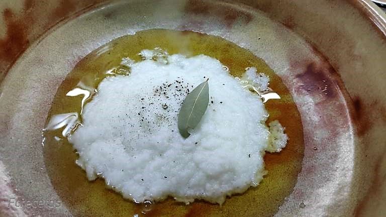 afegit llorer sal pebre a la ceba a la cassola de fang
