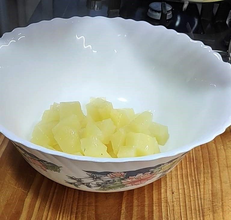 trozos de patata cocida en un recipiente