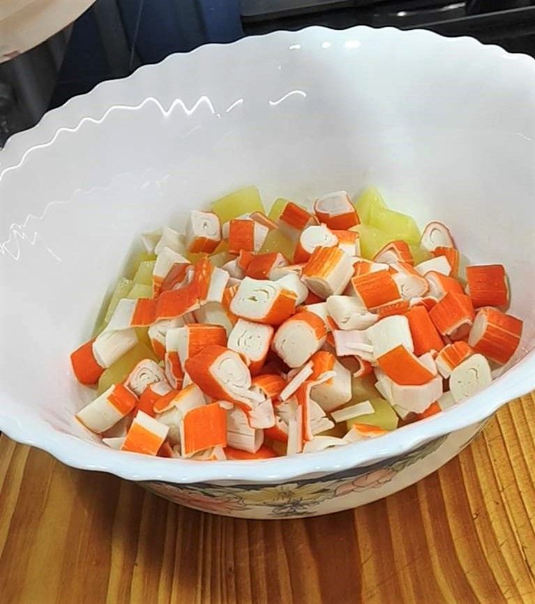 patata y surimi en un recipiente