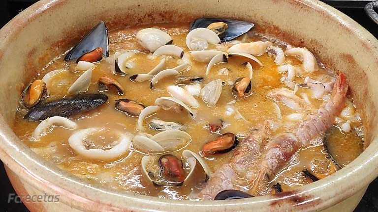 cazuela añadido el pescado y el caldo