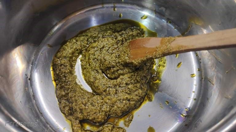salsa pesto en un recipient per preparar els espagueti al pesto