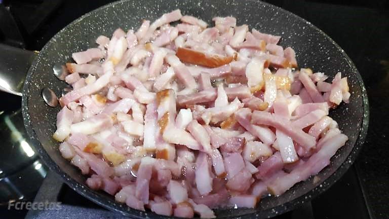 en una sartén bacón en tiritas