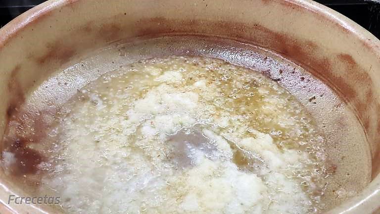 sofriendo cebolla en la cazuela de barro