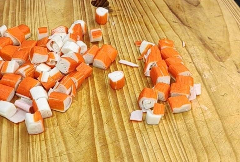 surimi troceado sobre una table de cortar