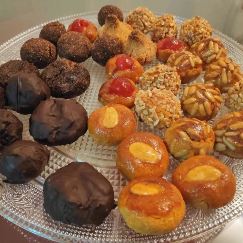 panellets receta tradicional catalana en una bandeja,