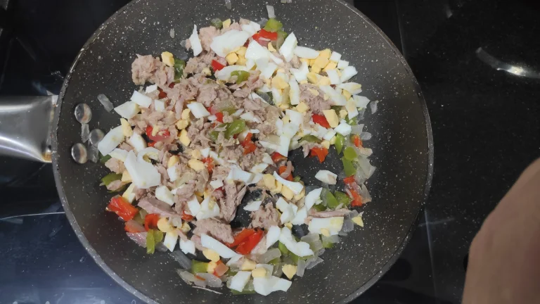 añadido el atún escurrido al sofrito