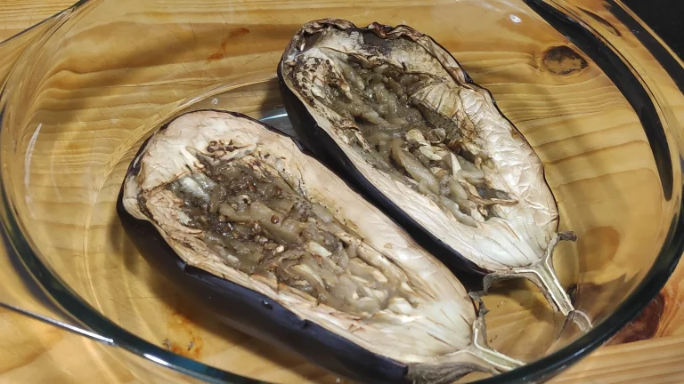 berenjenas cocidas y aplastadas para cocinar las berenjenas rellenas de atún