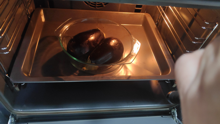 dos berenjenas en una fuente en el horno
