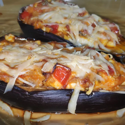 Dos berenjenas rellenas de atún sobre una base