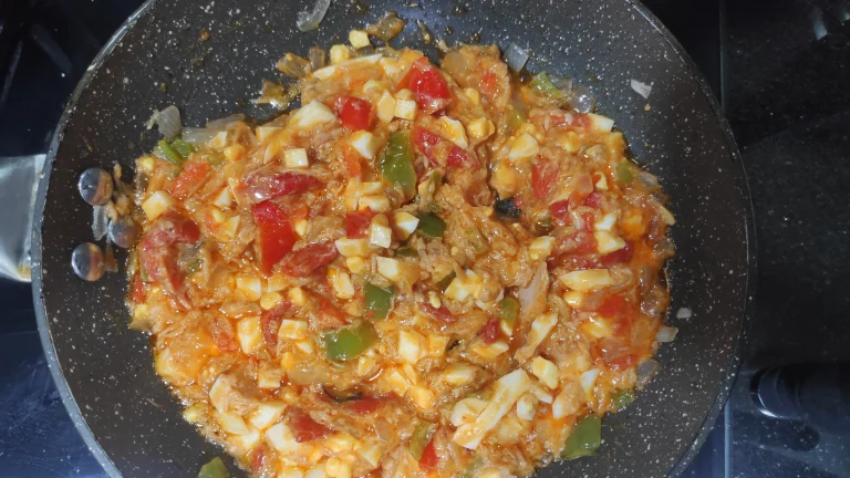 sofrito con tomate añadido para las berenjenas rellenas de atún