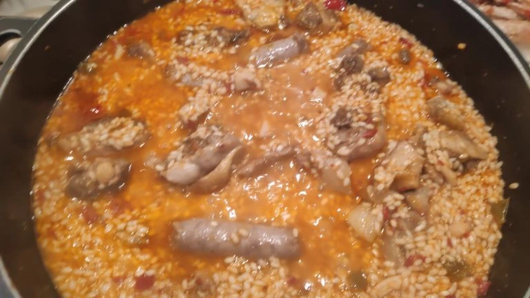 brou afegit per a la coció de l'arròs mar i muntanya