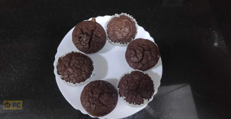 un plato blanco con 6 magdalenas de cacao y avena integral