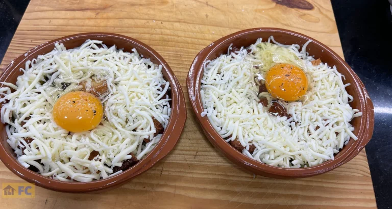 dues cassoletes amb ous amb sal i pebre abans de gratinar
