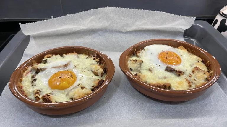 dues cassoletes de fang amb ous napoleó gratinat