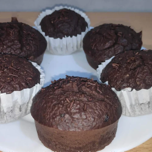 en un plato blanco cinco magdalenas de cacao y avena integral