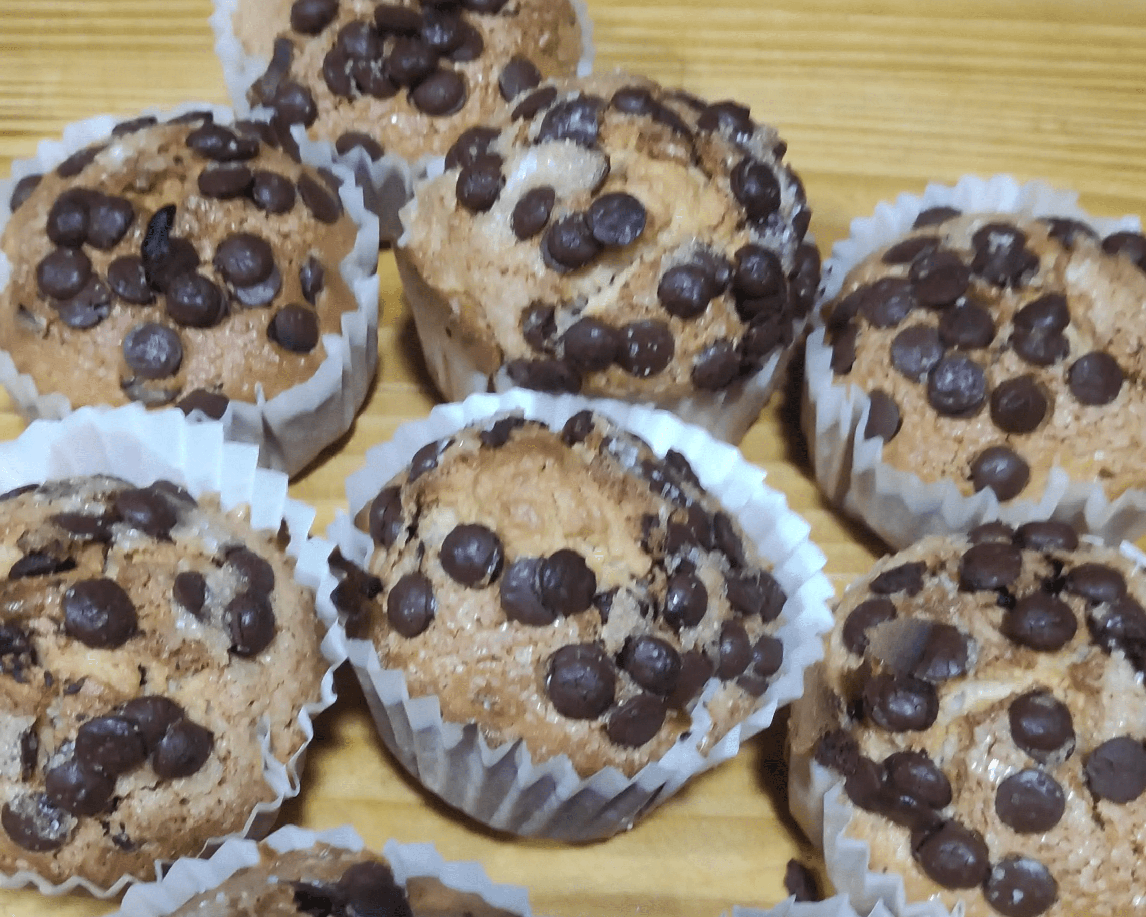 varias magdalenas de coco y pepitas de chocolate sobre una base de madera