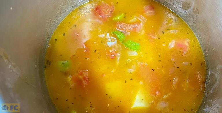caldo añadido a la cazuela para la sopa de tomate