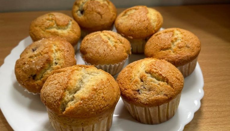 en una fuente blanca, varios muffins de moras