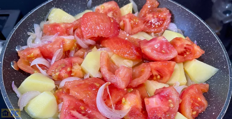 verduras calentando, patata, cebolla y tomate