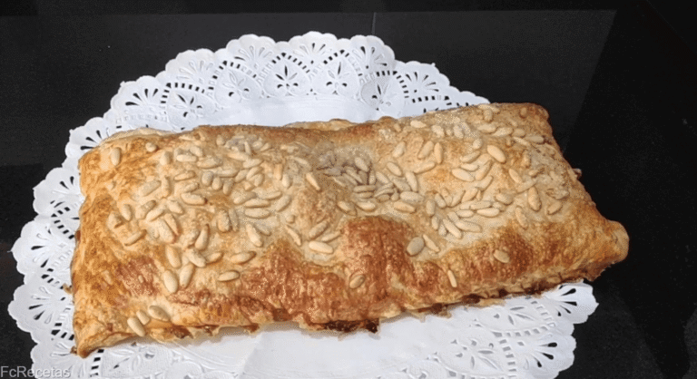 coca de pasta de full amb crema amb pinyons