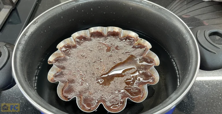 motlle amb flam dins d'un recipient amb dos dits d'aigua calenta