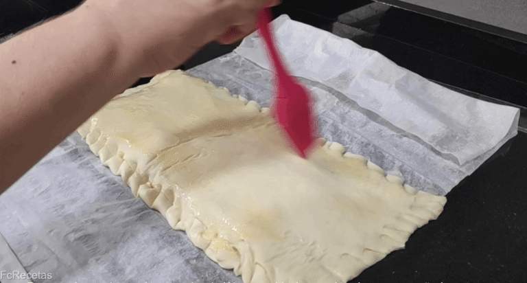 pintant la coca amb ou batut i amb un pinzell de silicona