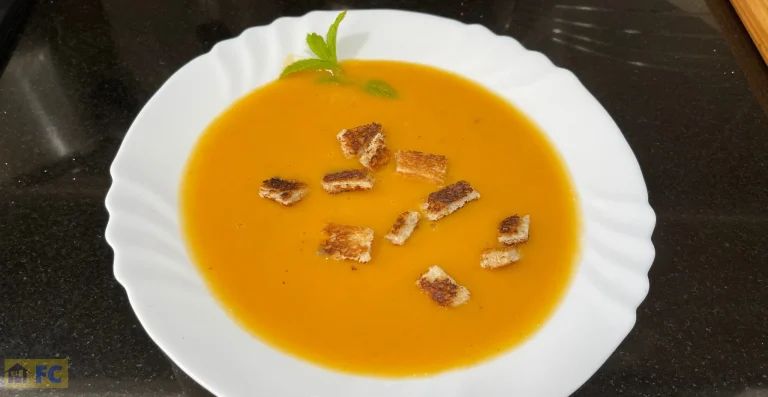 sopa de tomate con picatoste y una ramita de hierbabuena