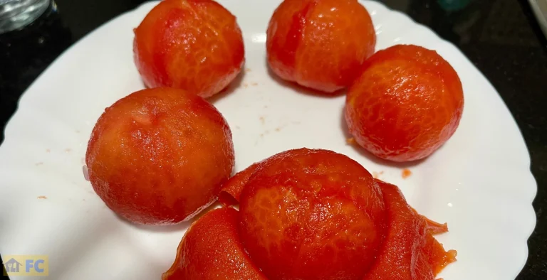 cinco tomates sin piel en un plato