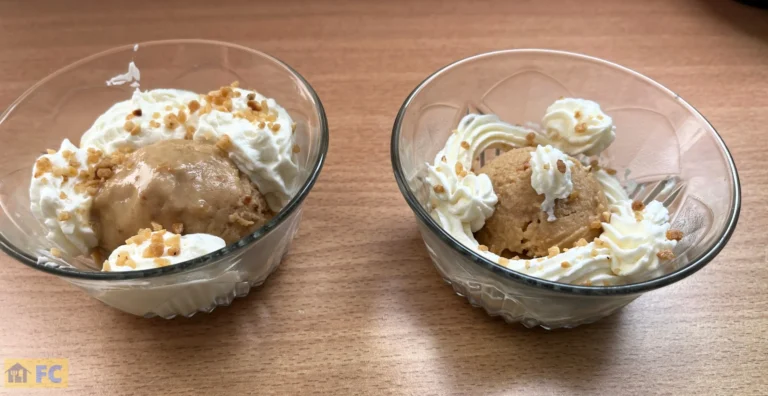 dos fuentes de vidrio con una bola de helado de turrón y nata montada