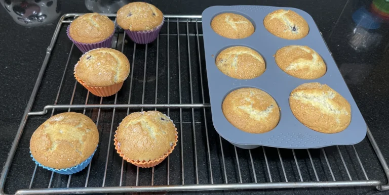 muffins ja cuits refredant sobre una reixeta