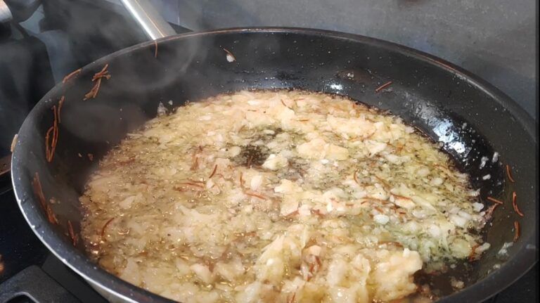 sofrito de cebolla paso de la elaboración de la fideuá