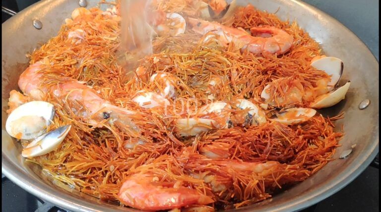 añadiendo el caldo a los fideos