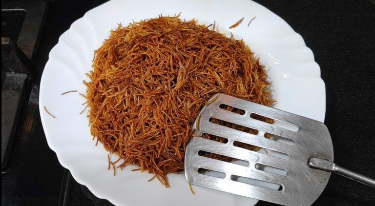 fideos tostados reservados en un plato elaboración de la fideuá