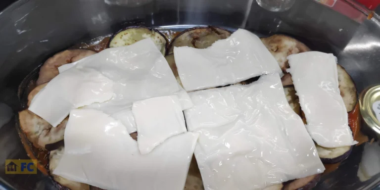 capa de tomate, capa de berenjenas y capa encima de queso en lonchas