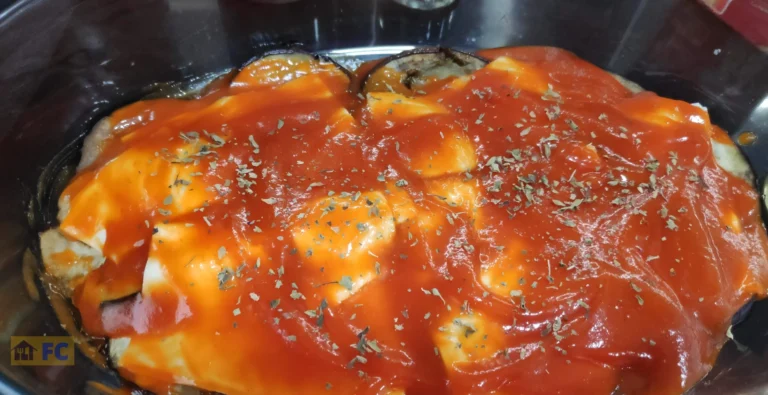 en la foto la tercera capa del pastel de berenjenas es una nueva capa de tomate