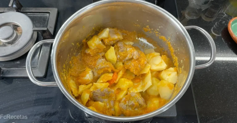 añadida la patata al sofrito de las lentejas estofadas