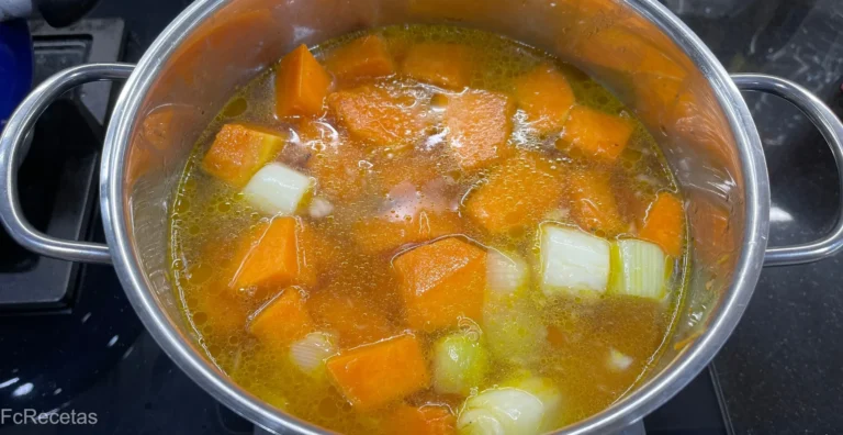 caldo añadido a las verduras en la cazuela