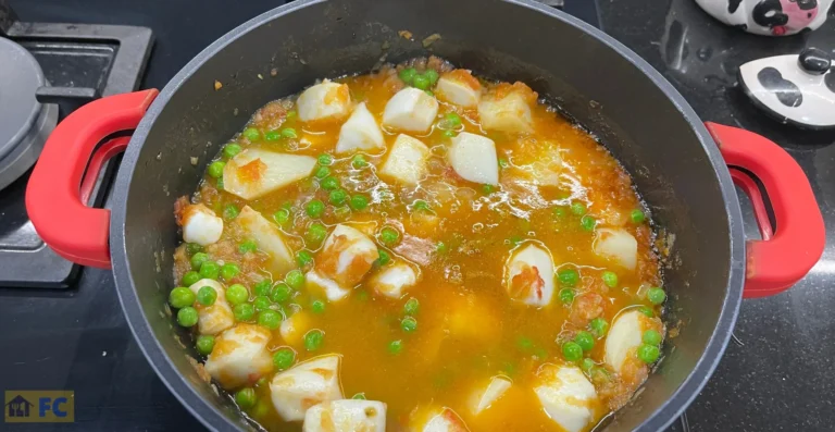 en una cassola poton amb pèsol i patates amb brou