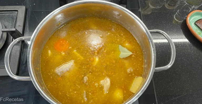 añadido caldo y laurel a las lentejas estofadas