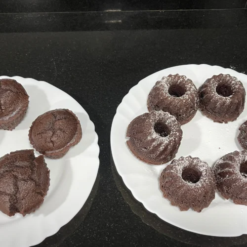 dos plats amb bescuits petits de xocolata