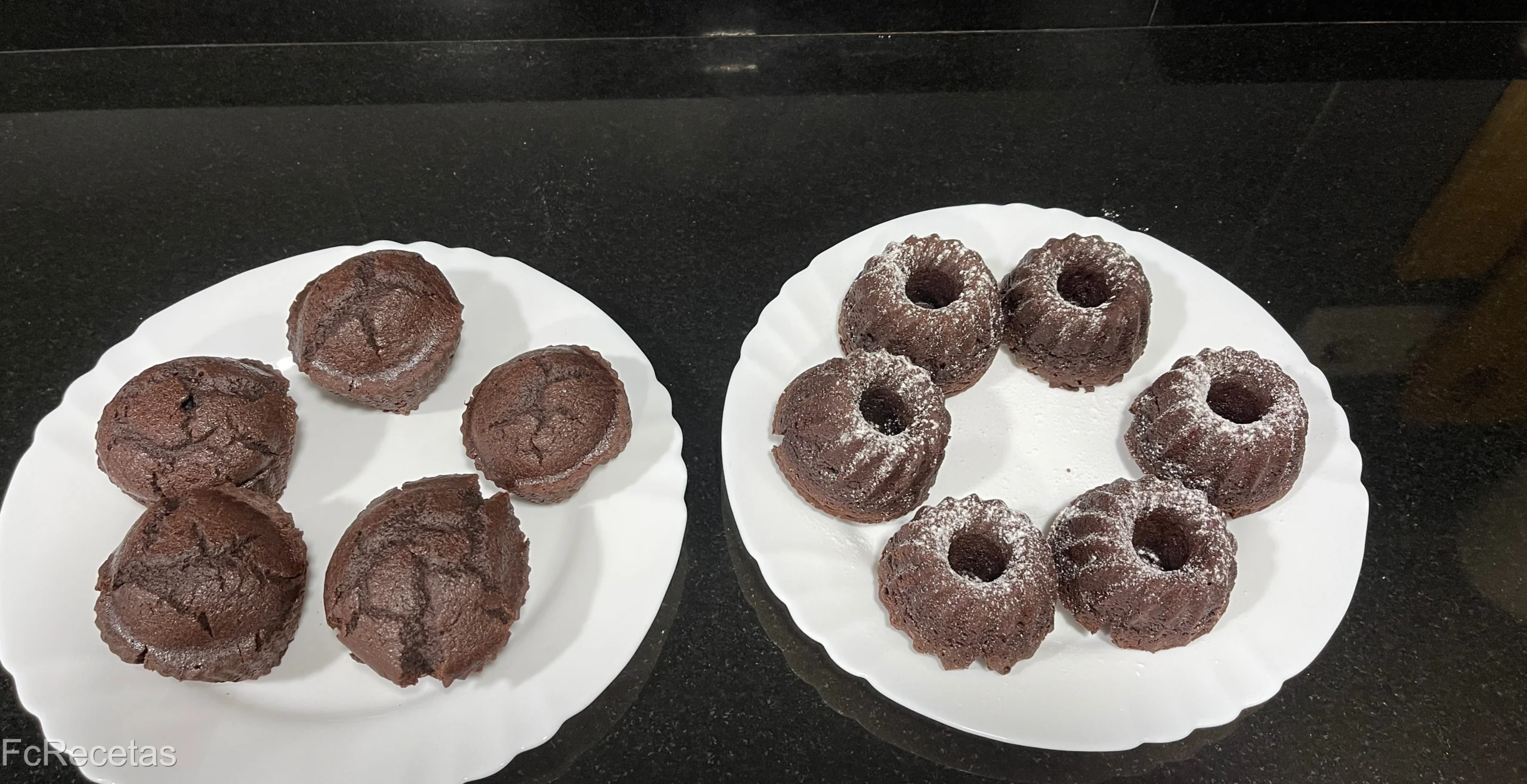 dos plats amb bescuits petits de xocolata